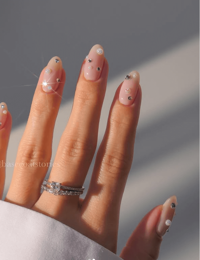 elegant minimalist nails